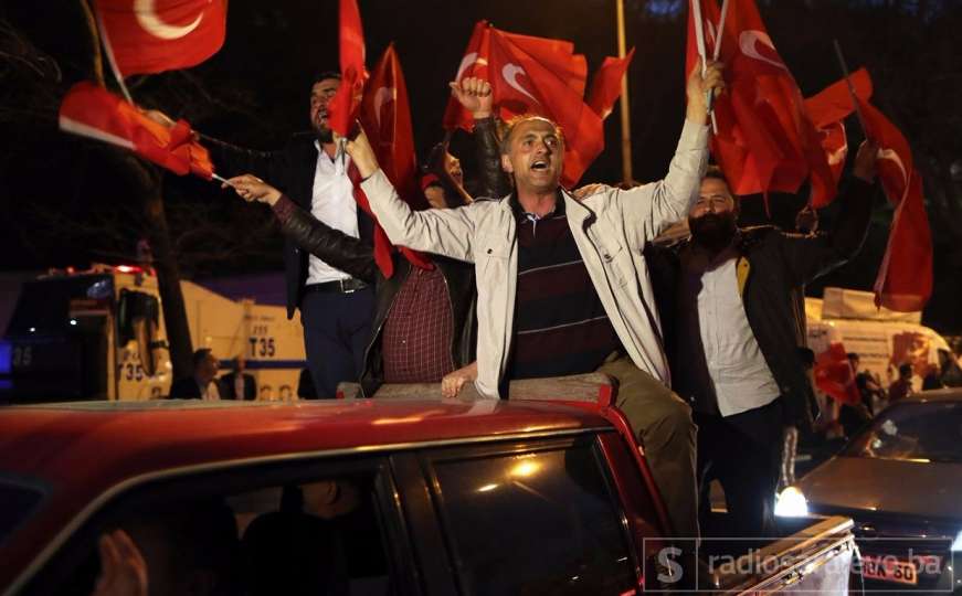 Turci proslavljaju referendumsku pobjedu na ulicama