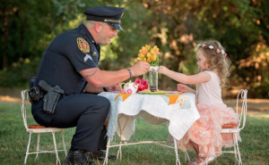 Zahvalna djevojčica: Policajac joj spasio život, a ona ga pozvala na čajanku