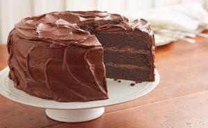 Neugodno iskustvo: Kupila čokoladnu tortu, a dobila i zmiju uz nju