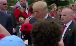 Trump se potpisao djetetu na kapu, a onda je bacio u gomilu
