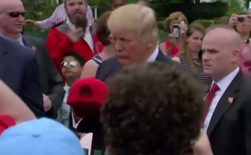 Trump se potpisao djetetu na kapu, a onda je bacio u gomilu
