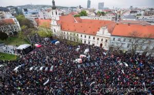 Protesti u Bratislavi: Dvoje gimnazijalaca izvelo hiljade ljudi na ulice