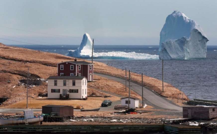 Zbog visoke sante leda stotine turista hrle u gradić u Newfoundlandu