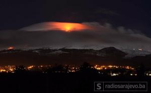 Mjesec nakon erupcije: Užarena lava i dalje se slijeva niz Etnu