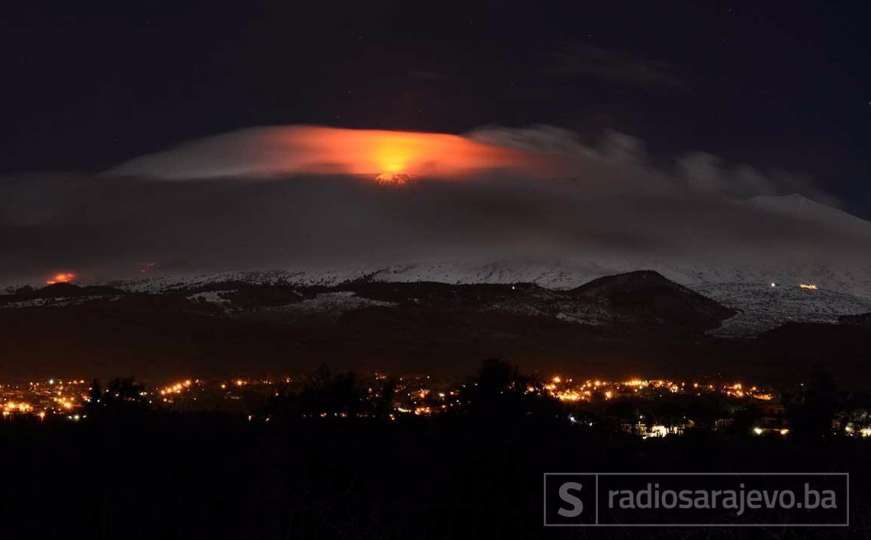 Mjesec nakon erupcije: Užarena lava i dalje se slijeva niz Etnu