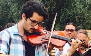 Irački violinist svira dok pucnjava i eksplozije odjekuju Mosulom