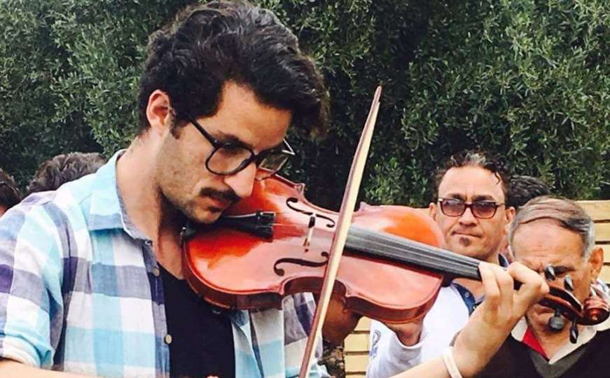 Irački violinist svira dok pucnjava i eksplozije odjekuju Mosulom