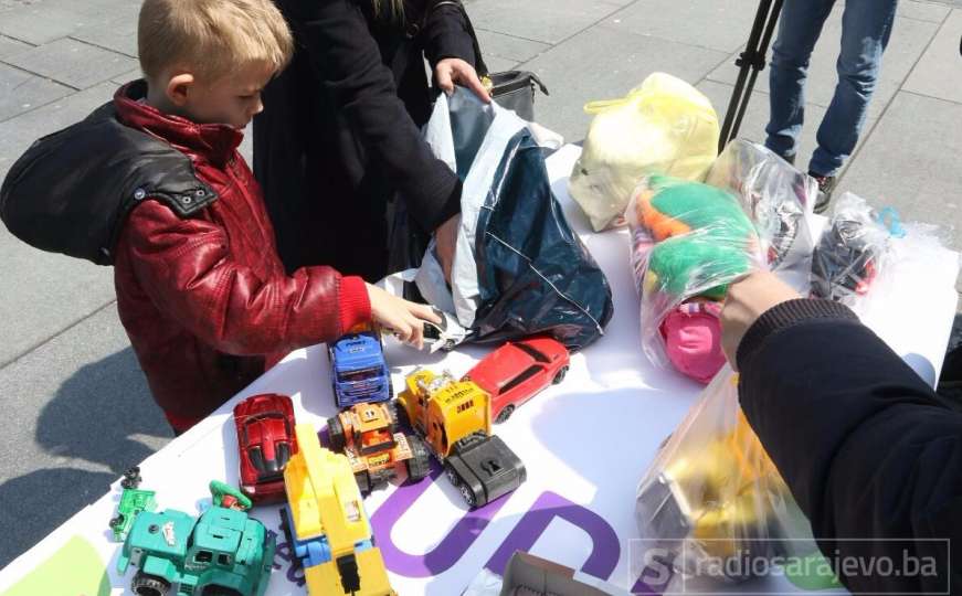 Akcija udruženja "Budi tu": Roditelji i djeca razmjenjivali igračke 