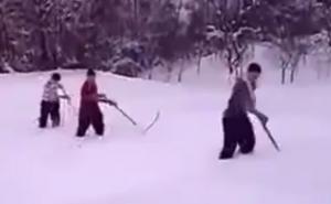 Samo u BiH: Kosili travu, a snijeg im do koljena