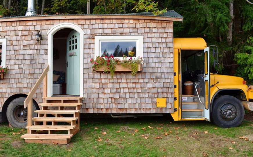 Od starog školskog autobusa napravili malu kuću iz snova