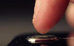 Stavite kap vode na kameru telefona i pogledajte