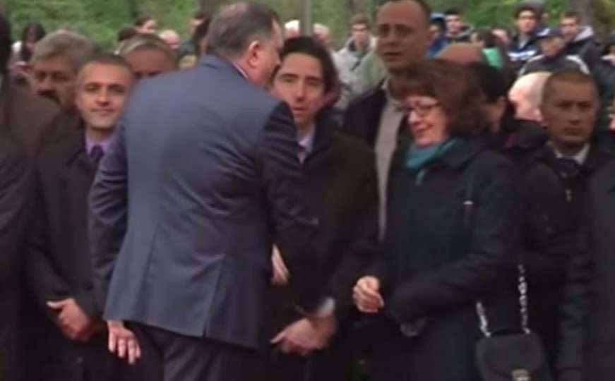 Pogledajte trenutak kad je Dodik odbio da se rukuje s ambasadoricom Cormack