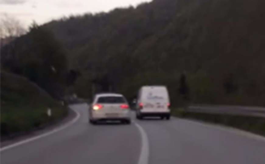 Kome se to žuri: Vozilo Granične policije BiH prestiže preko pune linije