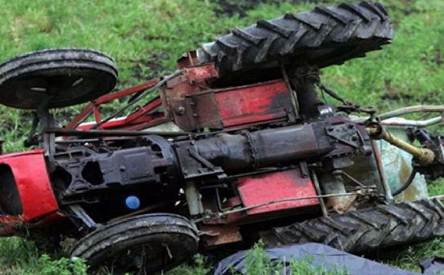 Prevrnuo se traktor, vozač preminuo u bolnici