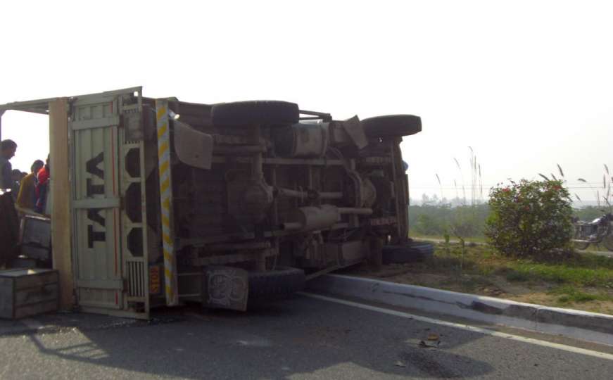 Udes kod Bihaća: Vjetar prevrnuo kamion, povrijeđena jedna osoba