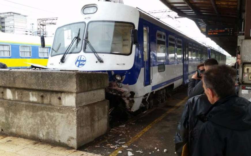 Voz se zabio u beton na željezničkoj stanici