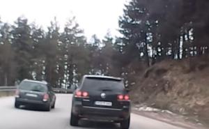 Zamalo tragedija u blizini Sarajeva: Preticao kolonu preko pune linije u krivini