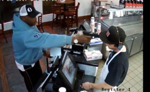 Radnik na blagajni je sve zapanjio: Snimak pljačke zapalio internet