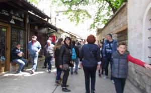 Prvomajska šetnja - šetači, turisti i roštiljanje u centru grada