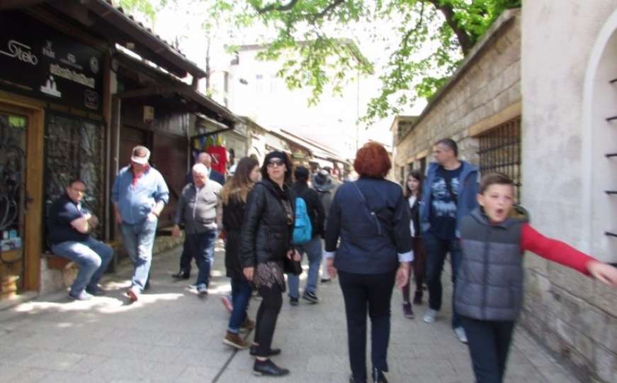 Prvomajska šetnja - šetači, turisti i roštiljanje u centru grada