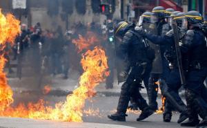 Sukob demonstranata i policije tokom prvomajskog protesta u Parizu