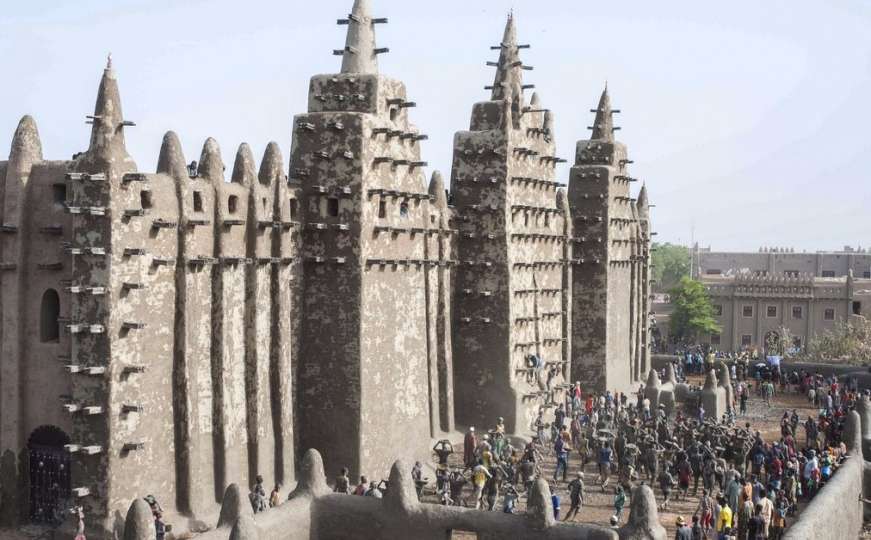 Svjetska atrakcija: Cijeli grad učestvuje u obnovi najveće džamije od blata