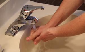 Riješite se neugodnog mirisa ruku i znojenja