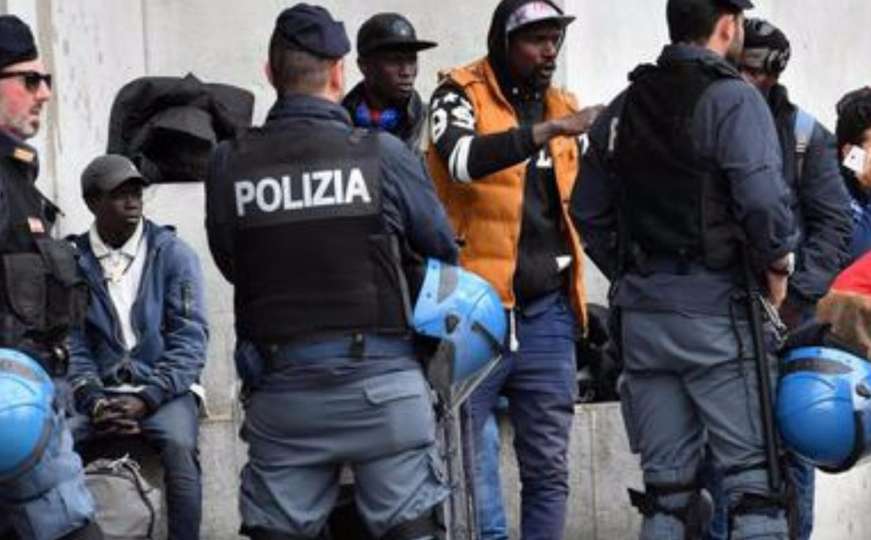 Policija psima i helikopterima rastjerala migrante s trga u Milanu
