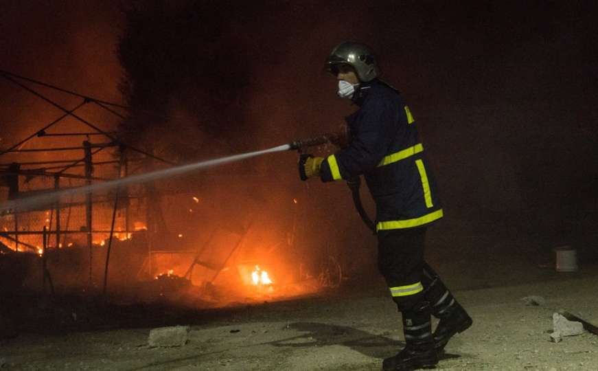 Hrabri vatrogasci spasili ženu i dvije djevojčice iz kuće u plamenu