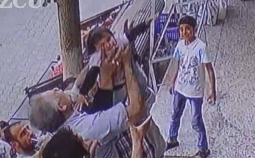 Prolaznici uhvatili 3-godišnje dijete koje je padalo s balkona