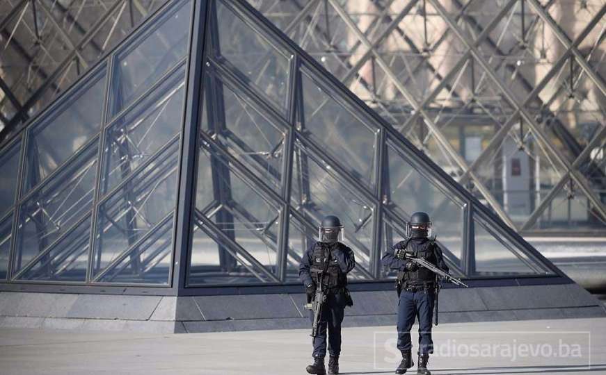 Evakuirano dvorište Louvrea, pronađena sumnjiva torba