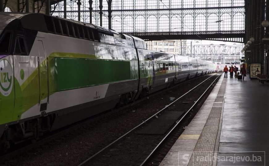 Policija u Parizu evakuirala željezničku stanicu, potraga za osumnjičenima