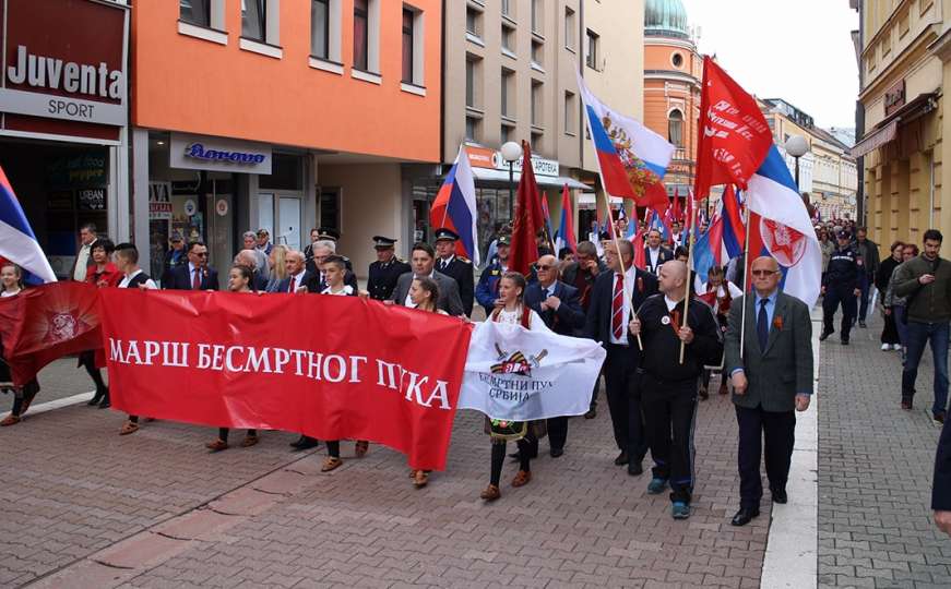 Maršom "Besmrtnog puka" i polaganjem vijenaca obilježen 9. maj