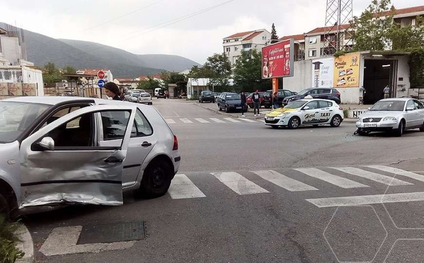 Sudar u Dubrovačkoj ulici: Automobil završio van ceste, jedna osoba povrijeđena