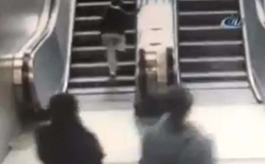 Zastrašujući snimak: Dječak ostao zaglavljen u podnožju pokretnih stepenica