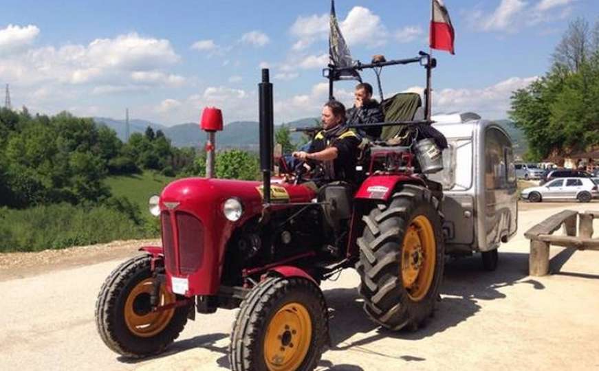 Nesvakidašnji prizor na cestama u BiH: Traktorom krenuli na put oko svijeta