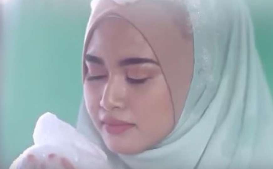Bizarna reklama prikazuje kako žene koje nose hidžab peru kosu
