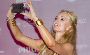 Paris Hilton tvrdi da je napravila prvi selfie 