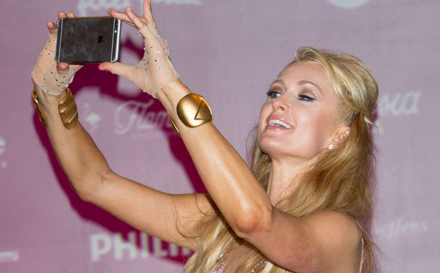 Paris Hilton tvrdi da je napravila prvi selfie 