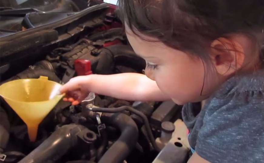 Trogodišnja djevojčica bolji je automehaničar od većine muškaraca