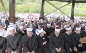Mezarje Veljaci u Bratuncu: Hiljade ljudi na dženazi ubijenim žrtvama 