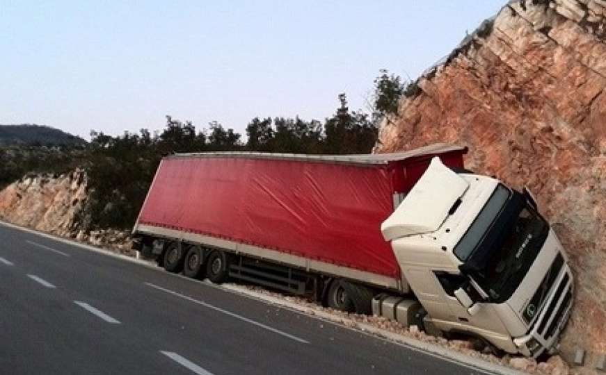 Kamionom udario u stijenu kod Jablanice