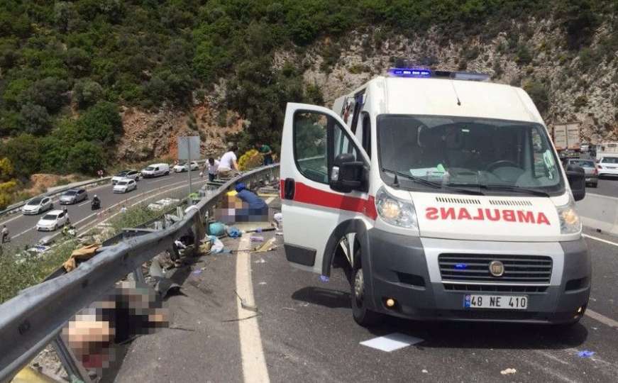 Minibus s turistima sletio niz liticu: Poginulo 20 osoba