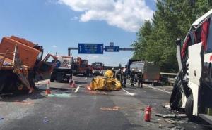 U saobraćajnoj nesreći poginuo vozač autobusa, 16 putnika povrijeđeno