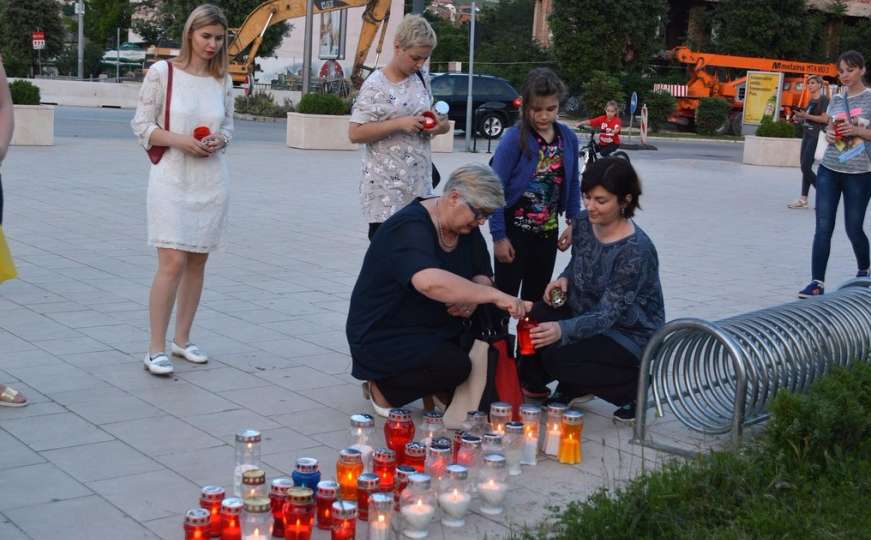 Tužna noć u Mostaru: Građani pale svijeće za stradale u avionskoj nesreći
