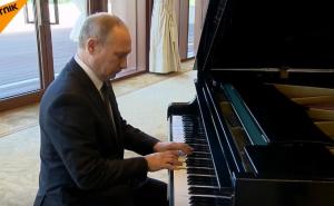 Vladimir Putin svirao klavir dok je čekao kineskog predsjednika