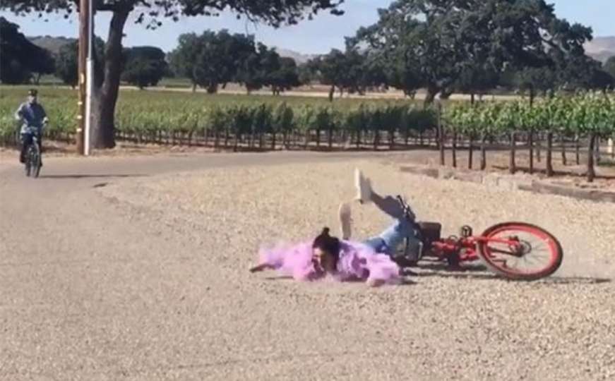 Khloe snimala: Kendall Jenner nije savladala zaustavljanje bicikla