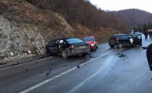 Tri osobe povrijeđene u sudaru dva vozila na Ilidži