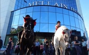 Veličanstven dolazak na maturu: Defilirale na konjima kroz Tuzlu