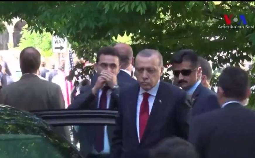 Erdogan mirno gleda kako mu osiguranje napada demonstrante u Washingtonu